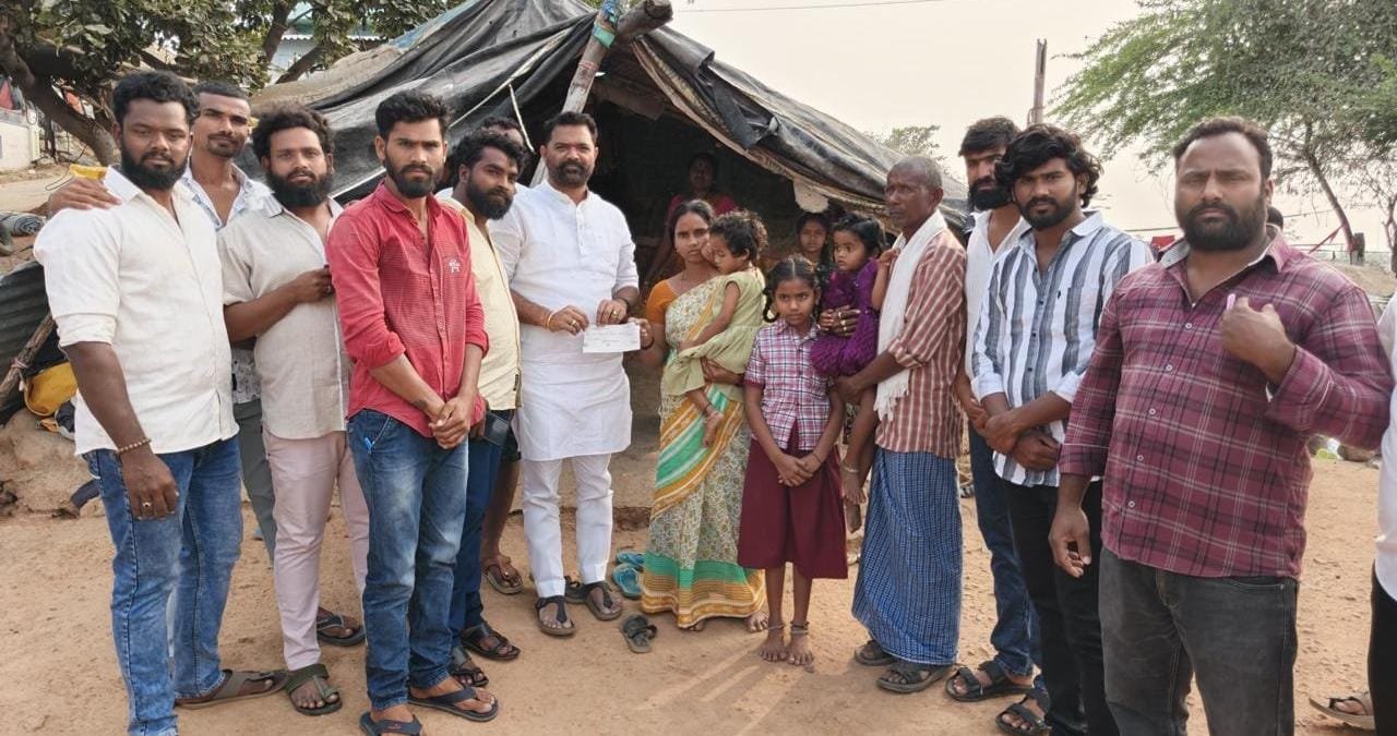 కార్యకర్త కుటుంబానికి చేయూత 